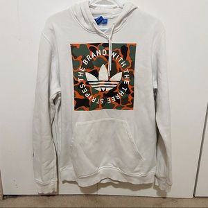 🍓 ADIDAS WHITE CAMO PRINT LOGO AT FRONT AND LOGO ON SLEEVE HOODIE SIZE LARGE